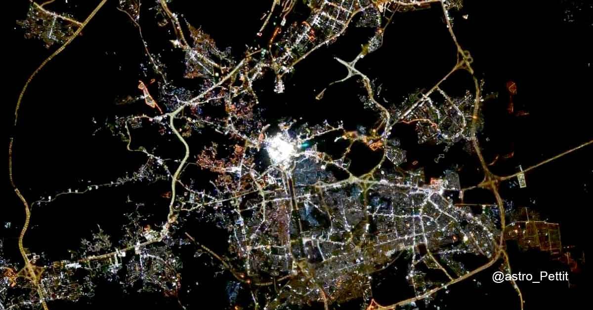 خلا سے خانہ کعبہ کی تصویر