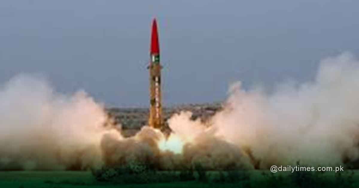 پاکستان کا 2000 کلومیٹر تک مار کرنے والے بیلسٹک میزائل کا تجربہ کرتے ہوئے منظر
